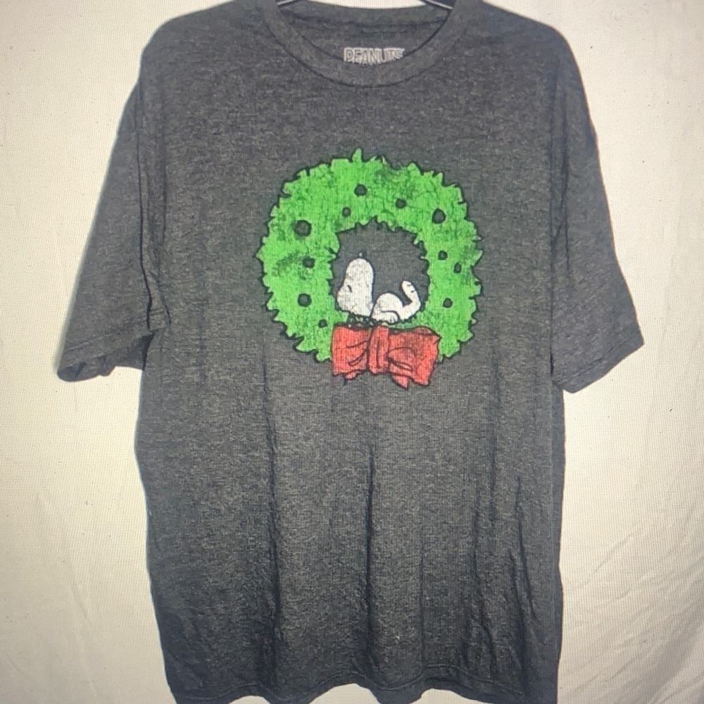 Peanuts Gray Tee with Snoopy and Festive Wreath